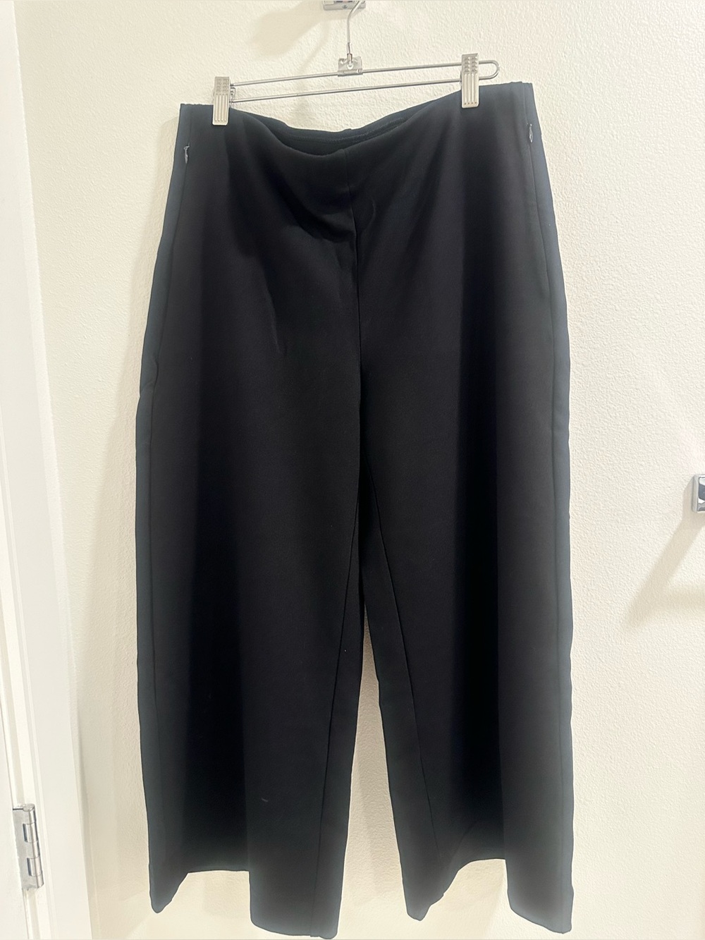 Chicos elastic pant with wide leg .